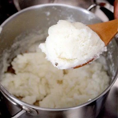 Pap sud-africain, semoule de maïs, dans sa casserole