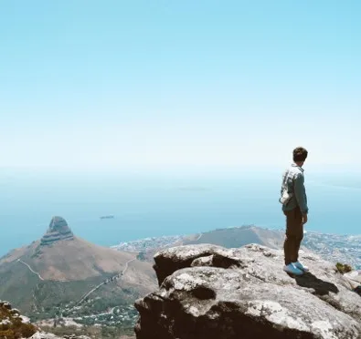 Randonneur au sommet de la Montagne de la Table face à Lion's Head
