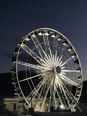 Vue sur la grande roue waterfront de Cape town vue d'en bas