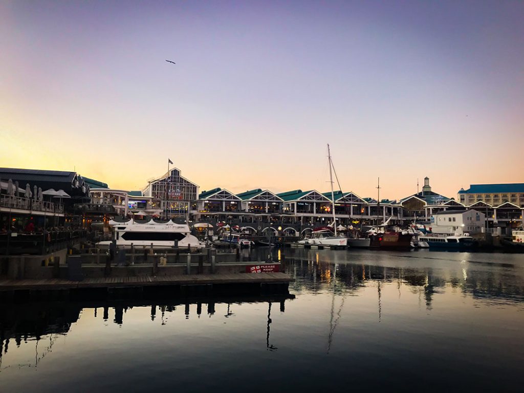 Kouloula - Super couché de soleil sur le port Victoria and Alfred de Cape Town