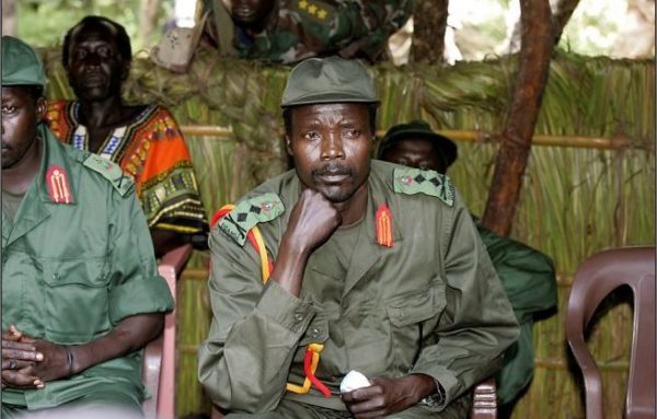 Les derniers rhinocéros : Les aventures extraordinaires d'un homme qui voulait sauver une espèce - Lawrence Anthony photo du chef de la LRA, Joseph Kony.